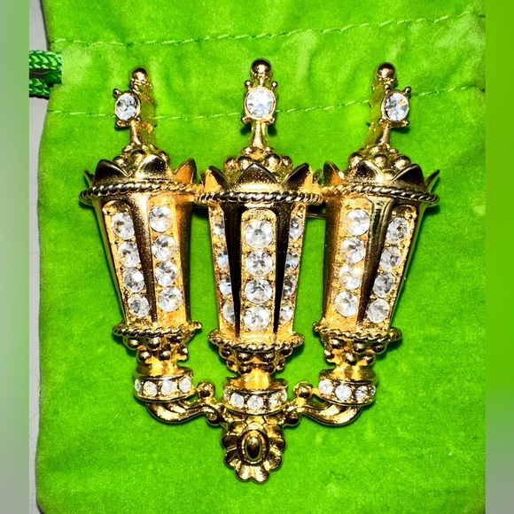 Vintage KENNETH JAY LANE ⭐️ Gold-Plated Lantern Brooch with Rhinestones - Picture 5 of 5